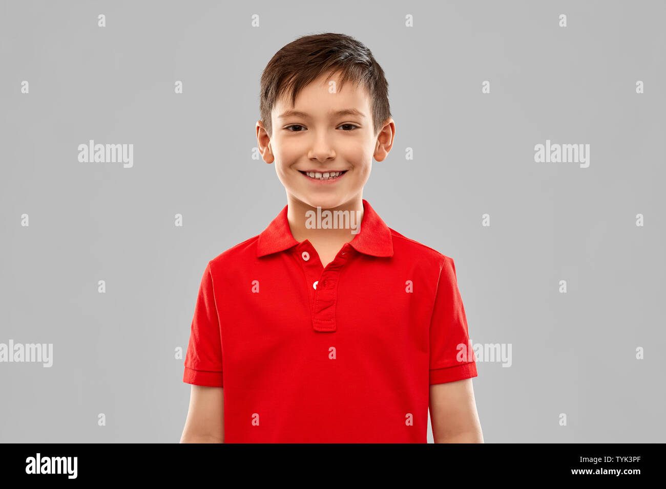 Portrait von lächelnden Jungen in roten T-Shirt Stockfoto