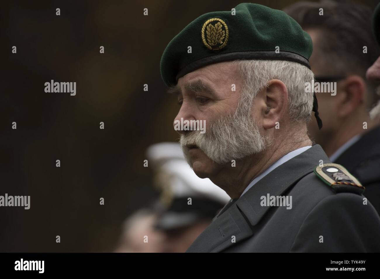 Deutsche Armee finden Chef Bernd Quirin Pausen während einer Deutschen Nationalen Tag der Trauer Einhaltung Zeremonie am Kolmeshöhe Soldatenfriedhof in Bitburg, Deutschland, November 13, 2016. Der Tag, bekannt als Volkstrauertag in Deutscher Sprache, beobachtet die menschlichen Kosten des Krieges und war nach Abschluss des Ersten Weltkriegs gegründet. Stockfoto