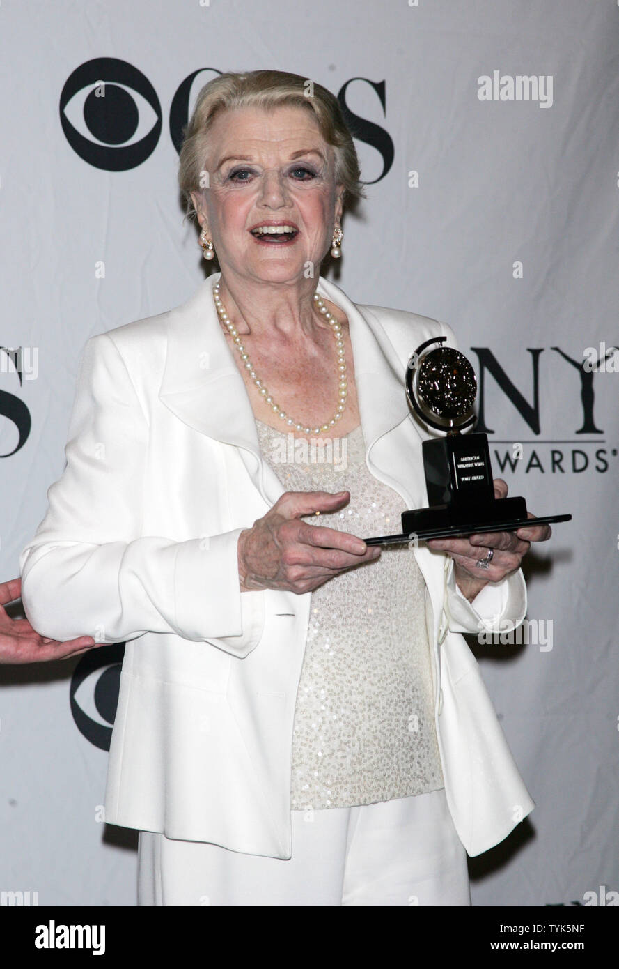 Angela Lansbury hält Ihren Award für beste Leistung durch eine Schauspielerin in einem Spiel für "Blithe Spirit" an der American Theater Wing Antoinette Perry 'Tony' Awards in der Radio City Music Hall in New York am 7. Juni 2009. (UPI Foto/Laura Cavanaugh) Stockfoto