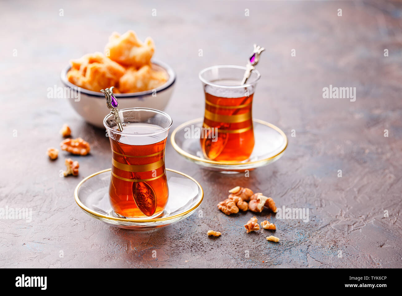 Im Nahen und Mittleren Osten oder arabischen Tee mit Minze in einem traditionellen Glas Schale und Turkish Delight Baklava. Ramadan Kareem. Eid Mubarak. Islamische Feiertage decoratio Stockfoto