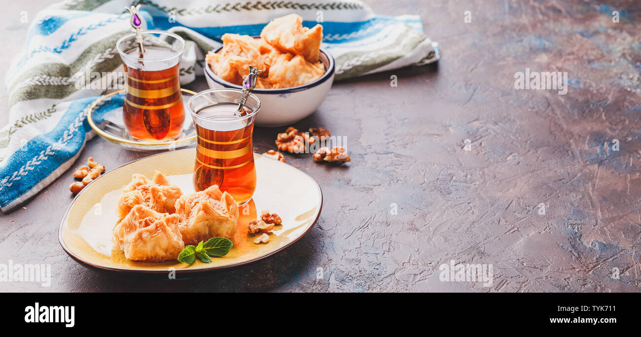 Im Nahen und Mittleren Osten oder arabischen Tee mit Minze in einem traditionellen Glas Schale und Turkish Delight Baklava. Ramadan Kareem. Eid Mubarak. Islamische Feiertage decoratio Stockfoto