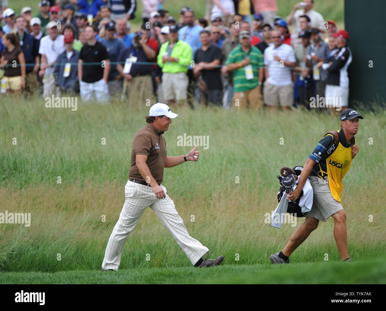 Phil Mickelson Wanderungen bis 17. Fairway in der letzten Runde der US-Open am Bethpage Black in Farmingdale, New York am 22. Juni 2009. (UPI Foto/Kevin Dietsch) Stockfoto