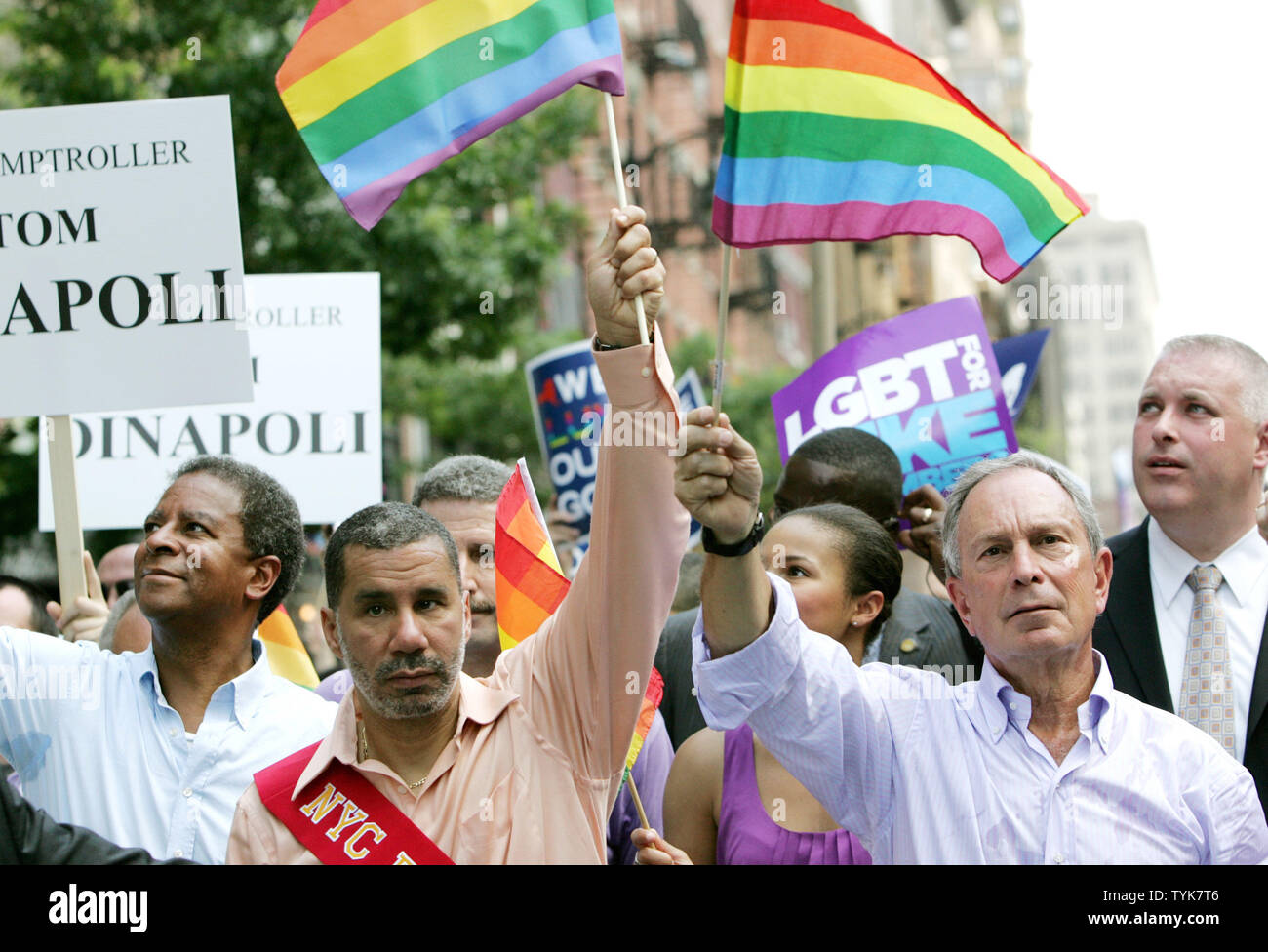 New York Gouverneur David Paterson, zweite links, ein Anhänger der homosexuellen Ehe und Michael Bloomberg, zweite rechts, Bürgermeister von New York City, an dem Erbe der Pride Parade am 28. Juni 2009 in New York. Die diesjährige Parade fällt der 40. Jahrestag der Stonewall Riots, die die Rechte von Homosexuellen Bewegung ausgelöst. (UPI Foto/Monika Graff) Stockfoto