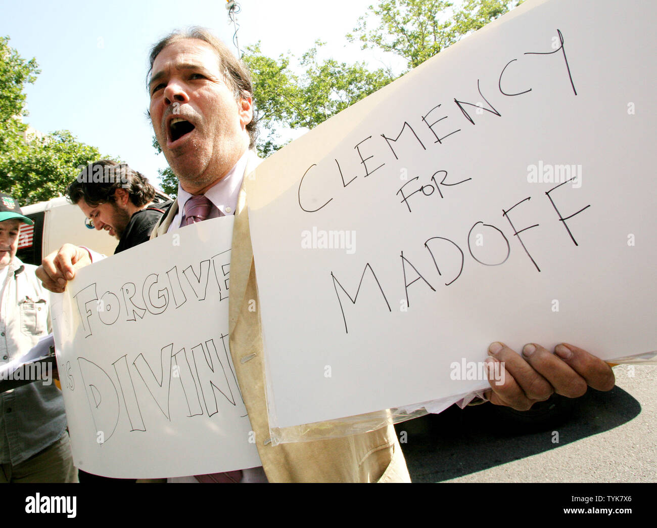 Randy Credico steht außerhalb der Bundesgerichtshof, wie er sie nennt Gnadengesuche für Bernie Madoff wie Madoff zu 150 Jahren am 29. Juni 2009 in New York City verurteilt wird. Madoff schuldig die größte Ponzi-schema überhaupt, die $ 65 Mrd. beteiligt. (UPI Foto/Monika Graff) Stockfoto