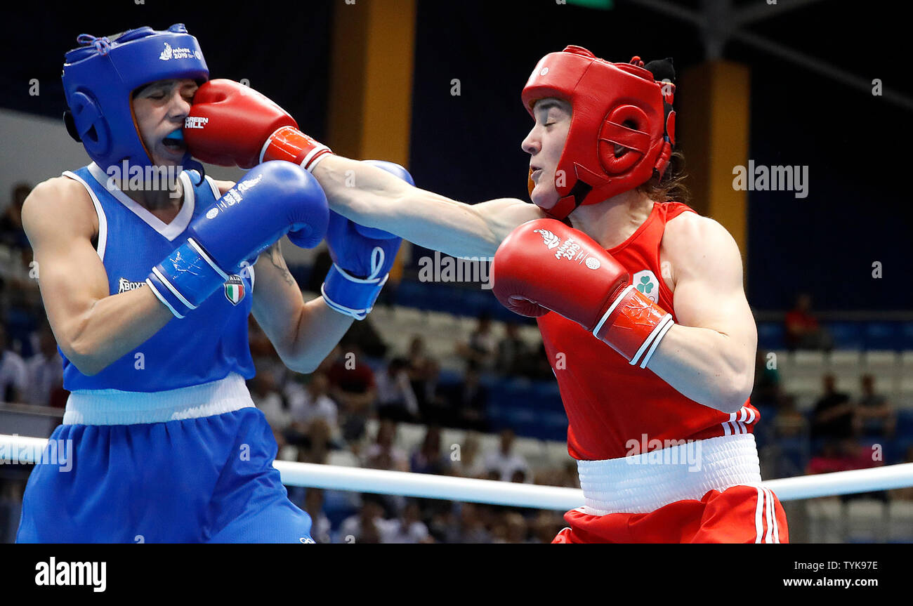 Irelands Kellie Harrington (rechts) auf dem Weg zu ihr von Frauen leichte Viertel gewinnen Finale gegen Italien Irma Testa, während Tag sechs der Europäischen Spiele 2019 in Minsk. Stockfoto