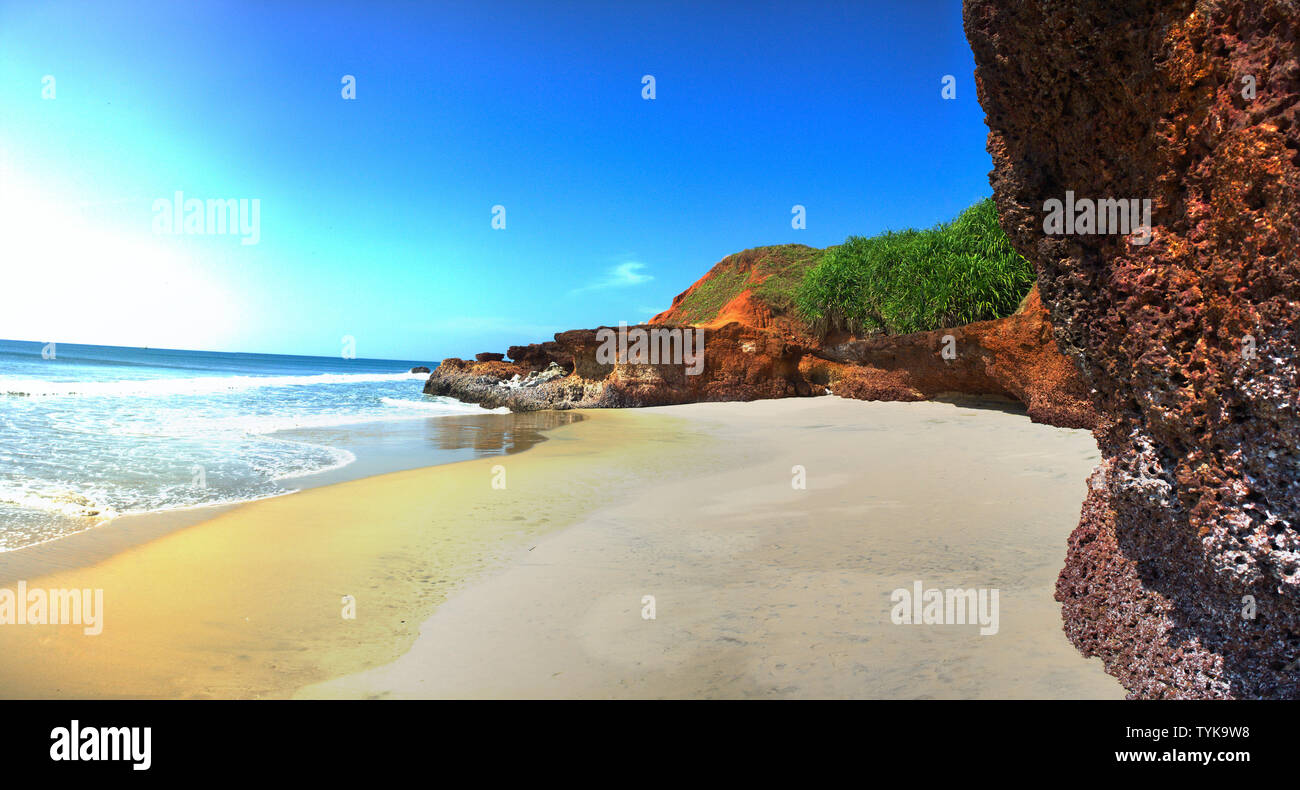 Abenteurer Traum. Wunderschöne Küste von tropischen Meer. Der Indische Ozean, Schöne Rock, tropisches Grün und Sand Strand von Arabischen Meer (malabarküste) Stockfoto