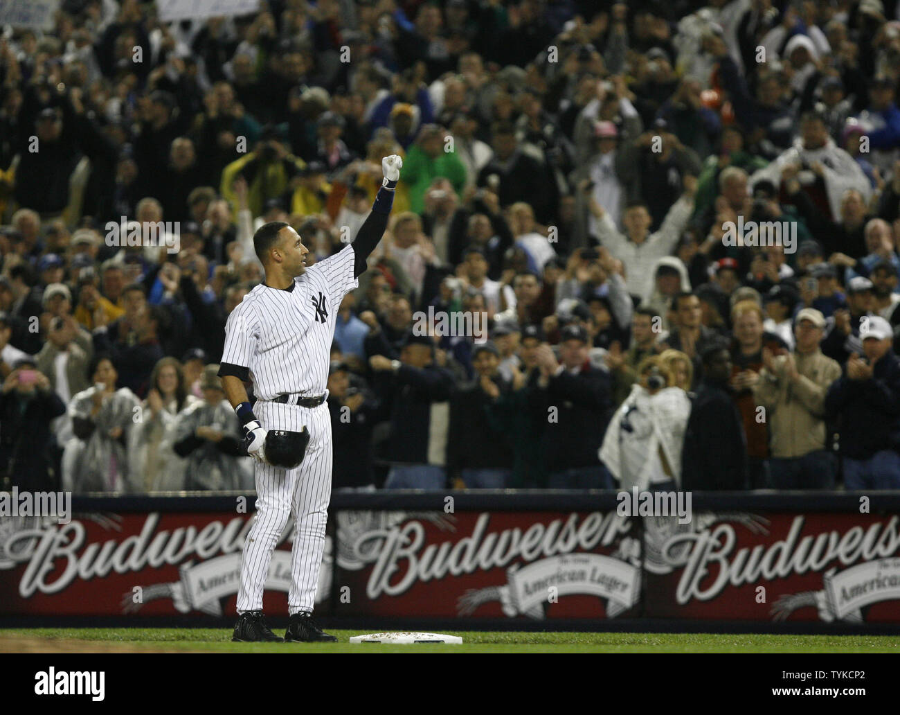 New York Yankees Derek Jeter setzt seine Faust in die Luft, nachdem Sie einen einzigen und zu aller Zeit Yankees Führer mit 2722 Hits passing Lou Gehrig in seinem zweiten am Hieb gegen die Baltimore Orioles spielen im Yankee Stadium in New York City am 11. September 2009 getroffen. UPI/John angelillo Stockfoto