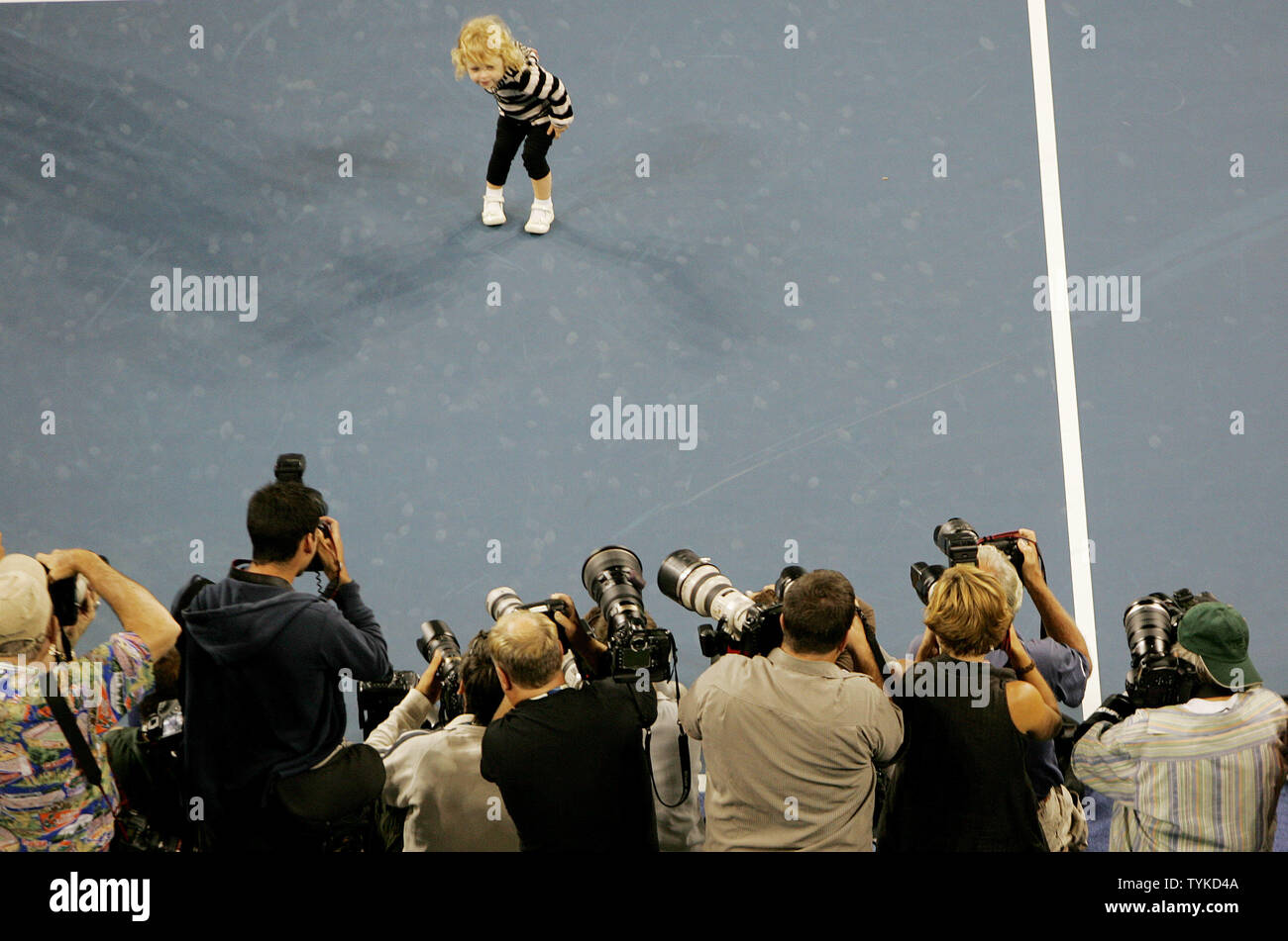 Kim Clijsters' s Tochter Jada posiert für die Fotografen bei der Preisverleihung nach ihrer Mama besiegt Caroline Wozniacki aus Dänemark, den Titel der Frauen bei den US Open Tennis Championship zu gewinnen, am 13. September 2009 in New York. Clijsters gewann 7-5, 6-3. UPI/Monika Graff. Stockfoto