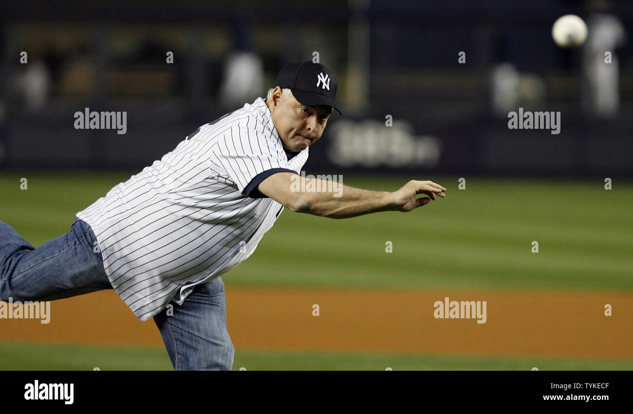 Präsident der Republik Panama Ricardo Martinelli wirft den ersten Pitch vor der Boston Red Sox spielen New York Yankees im Yankee Stadium in New York City am 25. September 2009. UPI/John angelillo Stockfoto