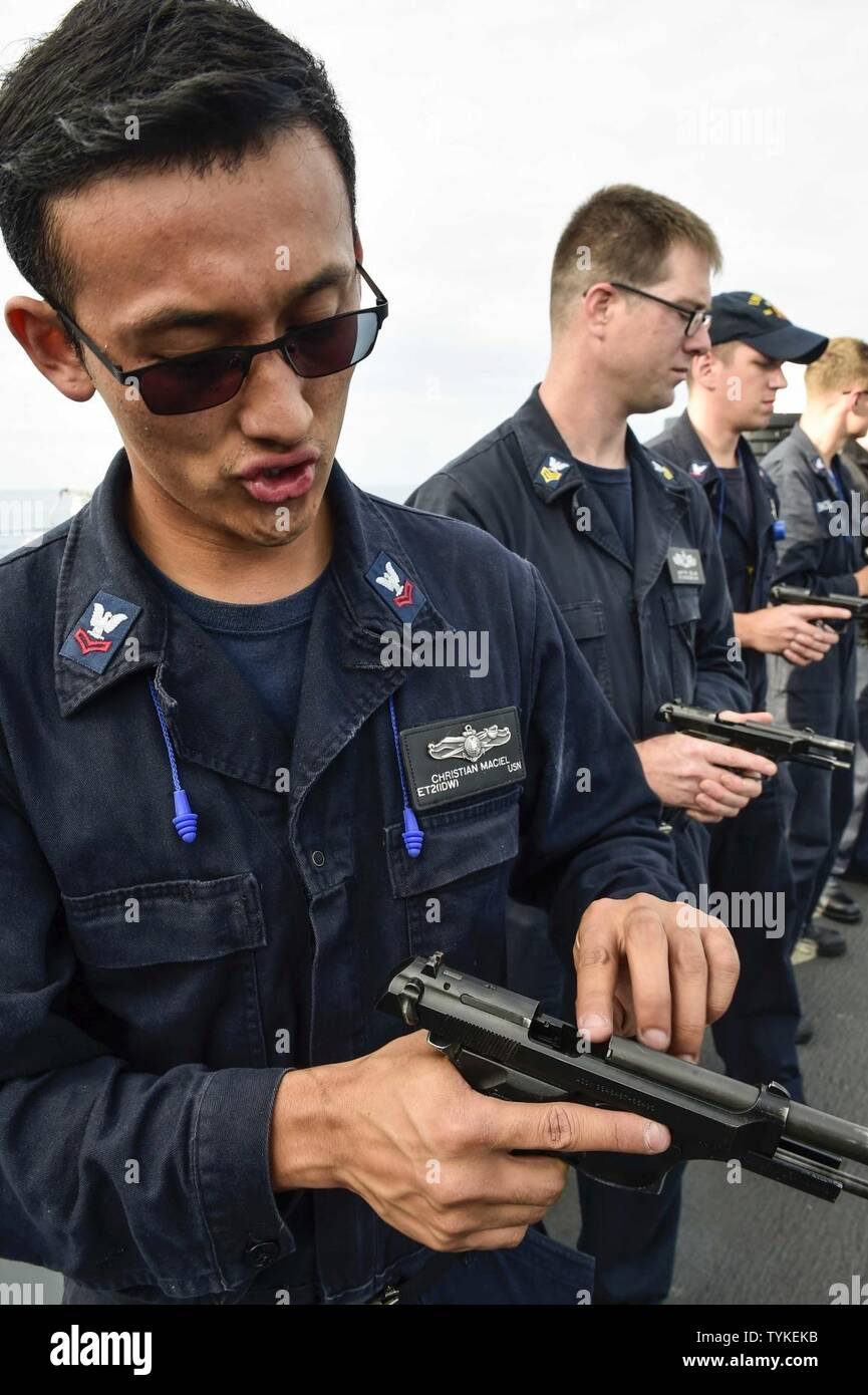 Meer (Nov. 14, 2016) Petty Officer 2nd class Christian Maciel von Modesto, Kalifornien, zeigt eine klare und sichere Waffe bei einem kleinen Arme schießen an Bord der USS Ross (DDG71) Nov. 14, 2016. Ross, einer der Arleigh-Burke-Klasse geführte-missile Destroyer, Vorwärts - Rota, Spanien bereitgestellt werden, ist die Durchführung von naval Operations in den USA 6 Flotte Bereich der Maßnahmen zur Unterstützung der US-amerikanischen nationalen Sicherheitsinteressen in Europa und Afrika. Stockfoto