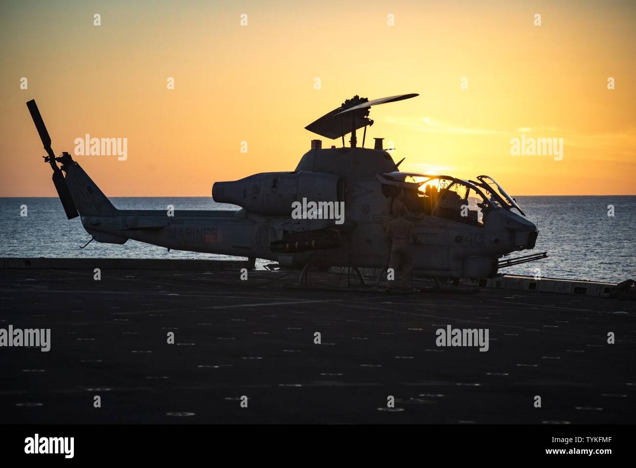 Us-Marines, ab der 22 Marine Expeditionary Unit, prüfen eine AH-1W Super Cobra Helikopter an Bord des amphibious Transport dock Schiff USS San Antonio (LPD 17) zur Unterstützung der Operation Odyssey Lightning (OOL), Nov. 14, 2016. OOL ist ein laufender Betrieb auf Antrag der libyschen Regierung der Nationalen Accord (GNA), Militär der Vereinigten Staaten durchgeführt, präzise Luftschläge gegen Daesh Ziele in Sirte, Libyen, GNA-verbundenen Kräfte, die Daesh in seiner primären Hochburg in Libyen zu besiegen, zu unterstützen. Stockfoto
