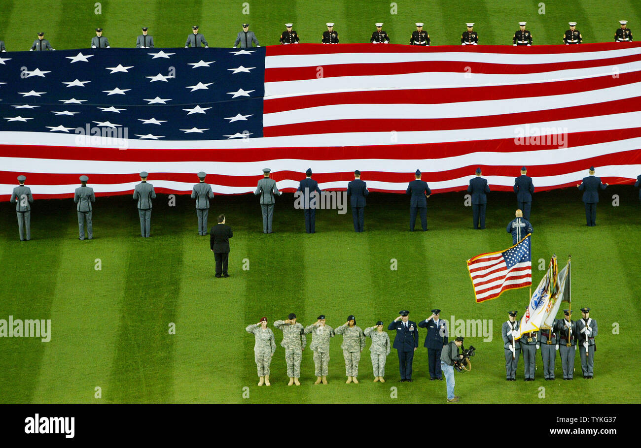 Eine riesige amerikanische Flagge ist im outfield als Mitglieder der militärischen Gruß während dem Spielen der Nationalhymne während der eröffnungsfeier wie die New York Yankees die Philadelphia Phillies in Spiel eins der World Series Spiel im Yankee Stadium am Oktober 28, 2009 in New York City angezeigt. UPI Foto/Monika Graff Stockfoto