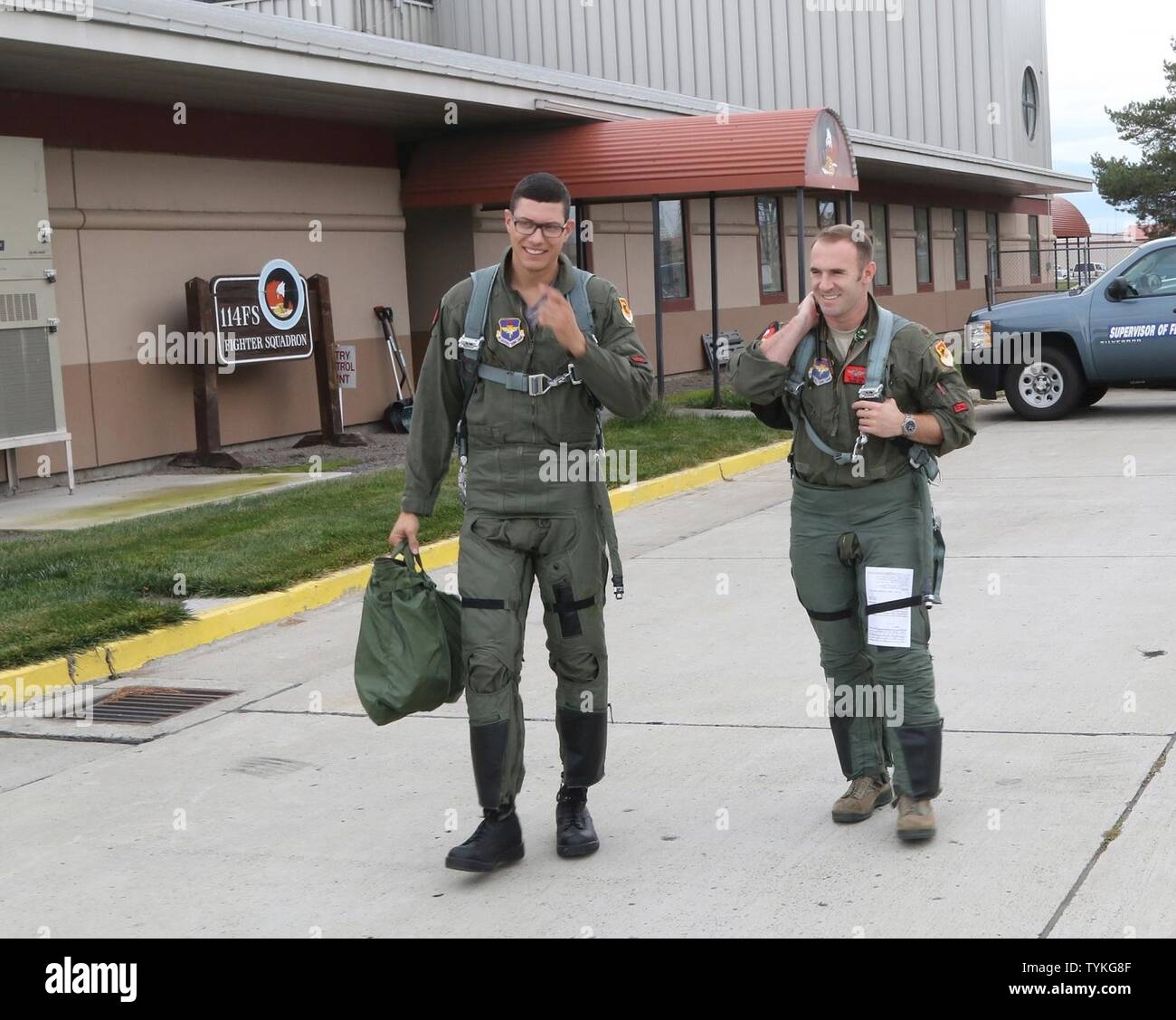 Us Marine Staff Sgt. (Ret.) Charlie Linville, Medizinisch, nachdem er eine IED blast in Afghanistan zurückgezogen wurde, Leiden eine Amputation, PTSD und einem unteren Wirbelsäule Verletzungen Wanderungen zu einem wartenden F-15 der US Air Force Maj. William Sullivan, 56. Gruppe Betrieb Abteilung 2, für eine Einarbeitung Flug an Kingsley Feld in Klamath Falls, Oregon Nov. 14, 2016. Nach der Wiederherstellung von seiner physischen und psychischen Verletzungen Linville der ersten Combat Veteran zu Gipfel Mt verletzt. Die höchsten Gipfel der Welt im Mai 2016 Everest. Stockfoto