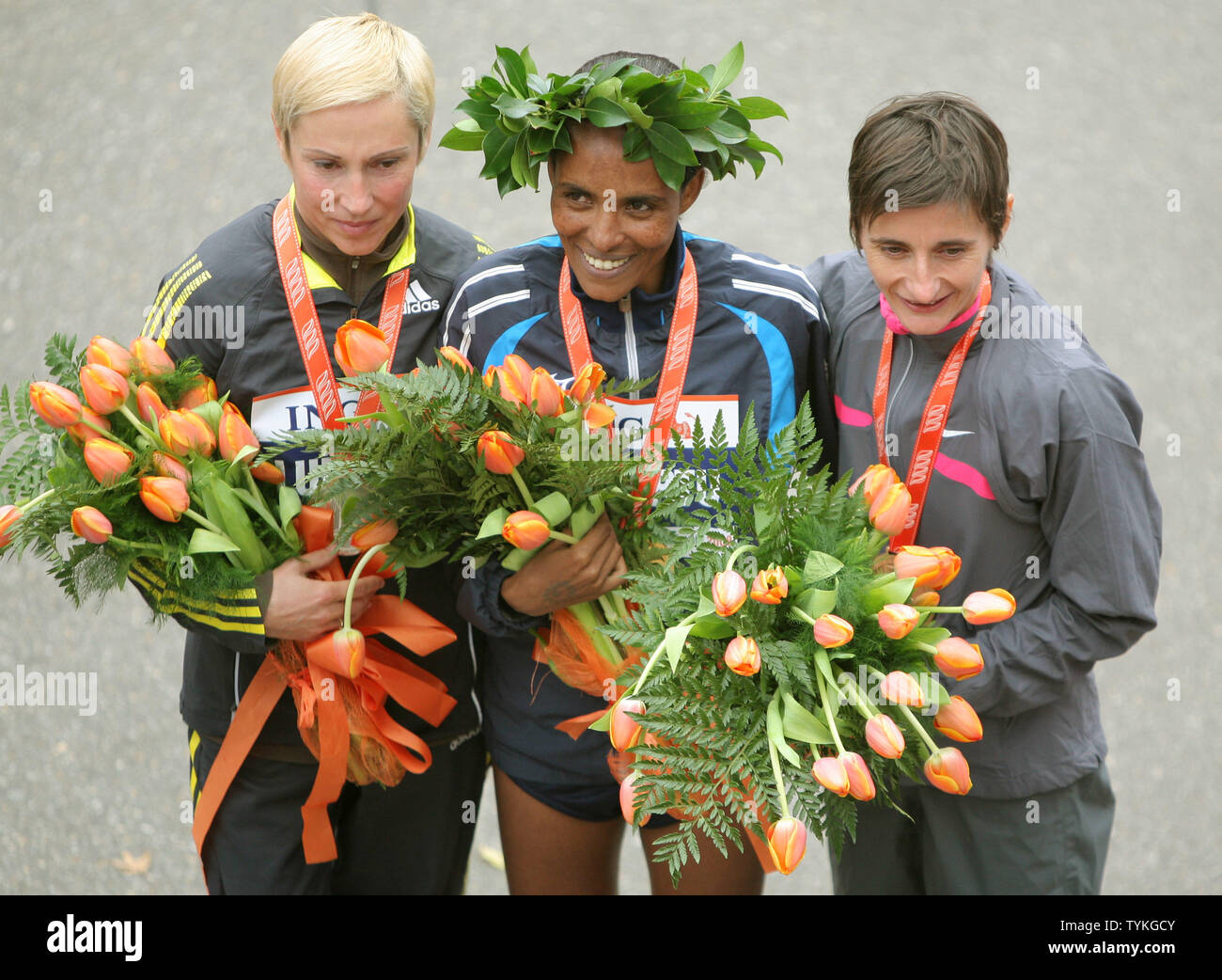 Ludmila Petrova (L) von Russland, des zweiten Platzes, des Ersten - Platz - Siegerin Derartu Tulu von Äthiopien, Mitte, und Christelle Daunay von Frankreich, das Dritte beendet, Feiern nach Beendigung der Frauen" Abteilung der New York City Marathon am 1. November 2009 in New York City. Rund 40.000 Läufer aus aller Welt führen Sie den Kurs, die Winde durch alle fünf Bezirken der Stadt. UPI/Monika Graff Stockfoto