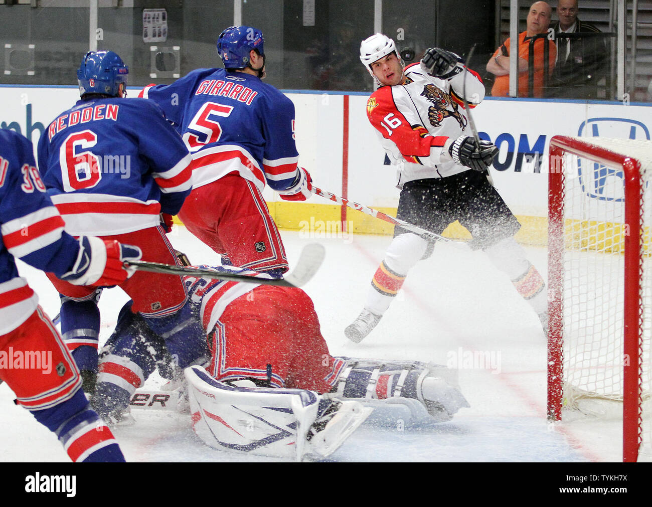 New York Rangers Dan Girardi Uhren Florida Panthers Nathan Horton (16) einen Puck mit seinem Handschuh in der ersten Periode im Madison Square Garden in New York City am 21. November 2009 getroffen. (UPI Foto/John angelillo) Stockfoto