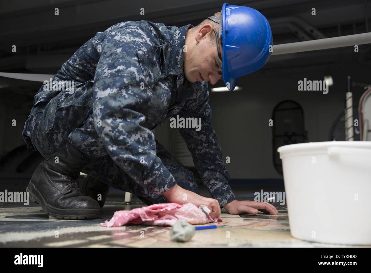 6., 7., Flotte Flotte, Luftfahrt Brandschutzübung, BHR, CG57, CG-57, CVN 74, Damage Control, ddg 80, Bereitstellung, Zerstörer, DQ503, Elberg, Soldaten, EWIS, Japan, LHD6, Blitz, LPD 17, Makin Island, Marine Corps Fores, Marine, DMR, Norfolk, NSE, Pazifik, Roosevelt, Segler, Seglern, San Antonio, Sasebo, Stennis, u-Boot, Taylor, unterwegs, United States Navy, usn, USS USS BONHOMME RICHARD, USS Carney (DDG64), USS Lake Champlain, VMM 163, Frauen Stockfoto