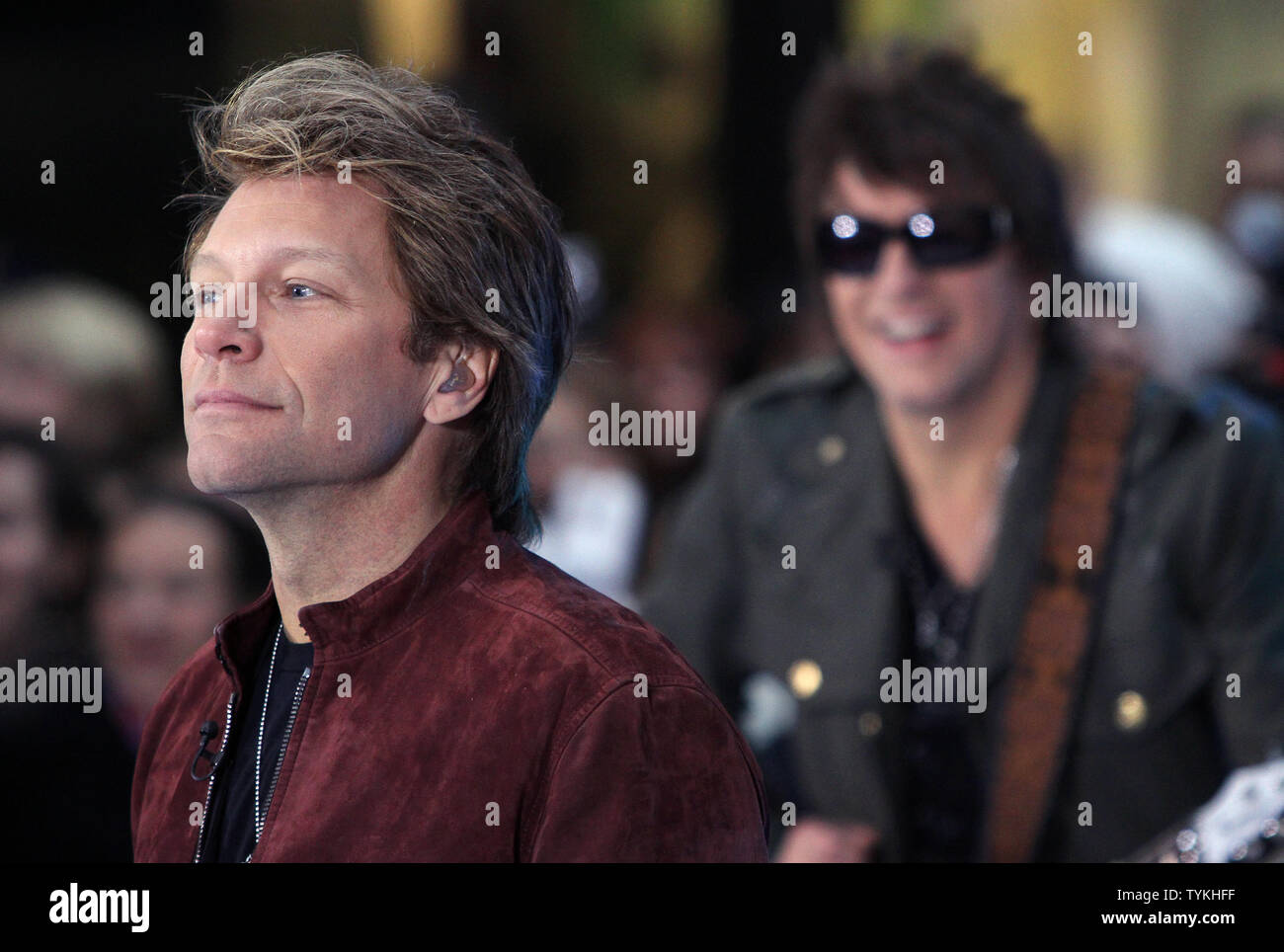 Jon Bon Jovi und Richie Sambora von Bon Jovi auf der NBC Today Show am Rockefeller Center in New York City am 25. November 2009 durchführen. UPI/John angelillo Stockfoto