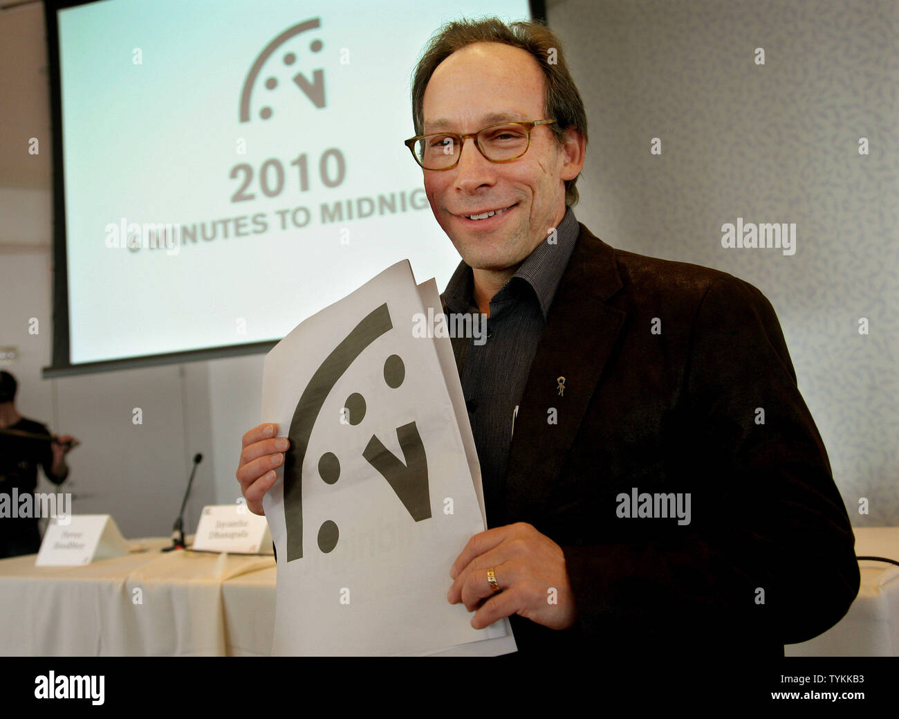 Lawrence Krauss, Vorsitzender der Bulletin der Atomic Wissenschaftler, hält  eine Abbildung der Doomsday Clock nach dem Minutenzeiger der Uhr wurde  symbolisch zurück von fünf Minuten bis zu sechs verschoben vor Mitternacht  in