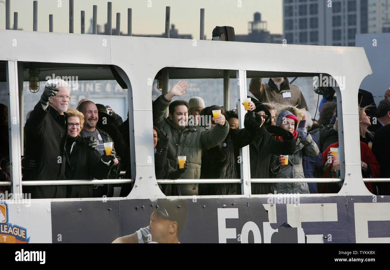 Die Passagiere von US Airways Flug 1549 halten einen Toast, wie Sie mit der Fähre nach der Stelle, wo das Flugzeug Notlanden während der Wiedervereinigung gemacht Fahrt auf den ersten Jahrestag der "Wunder auf dem Hudson" am 15. Januar 2010 in New York statt. UPI/Monika Graff Stockfoto