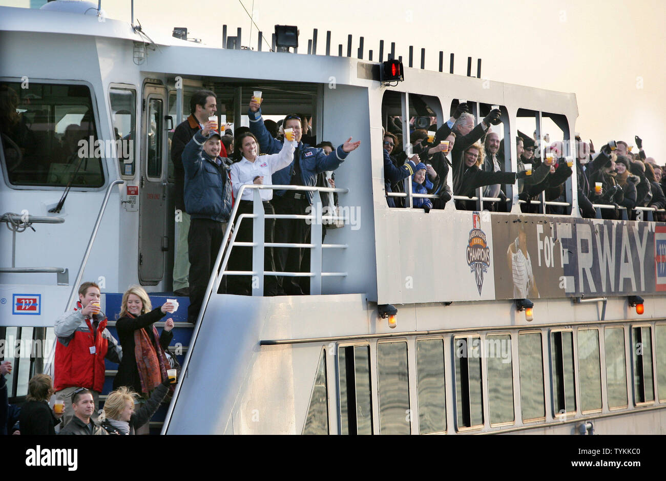 Die Passagiere von US Airways Flug 1549 halten einen Toast, wie Sie mit der Fähre nach der Stelle, wo das Flugzeug Notlanden während der Wiedervereinigung gemacht Fahrt auf den ersten Jahrestag der "Wunder auf dem Hudson" am 15. Januar 2010 in New York statt. UPI/Monika Graff Stockfoto