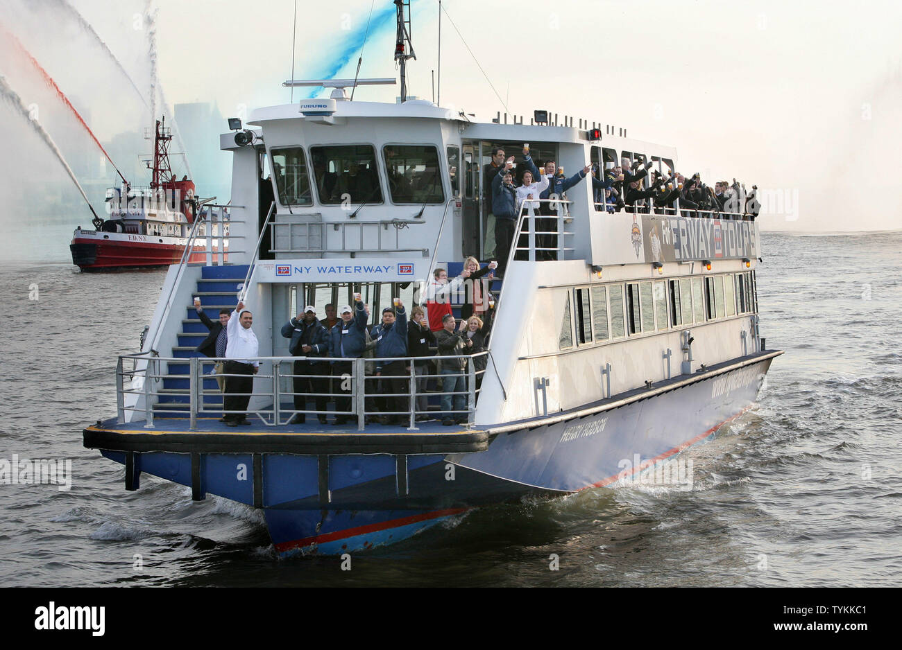 Die Passagiere von US Airways Flug 1549 halten einen Toast, wie Sie mit der Fähre nach der Stelle, wo das Flugzeug Notlanden während der Wiedervereinigung gemacht Fahrt auf den ersten Jahrestag der "Wunder auf dem Hudson" am 15. Januar 2010 in New York statt. UPI/Monika Graff Stockfoto