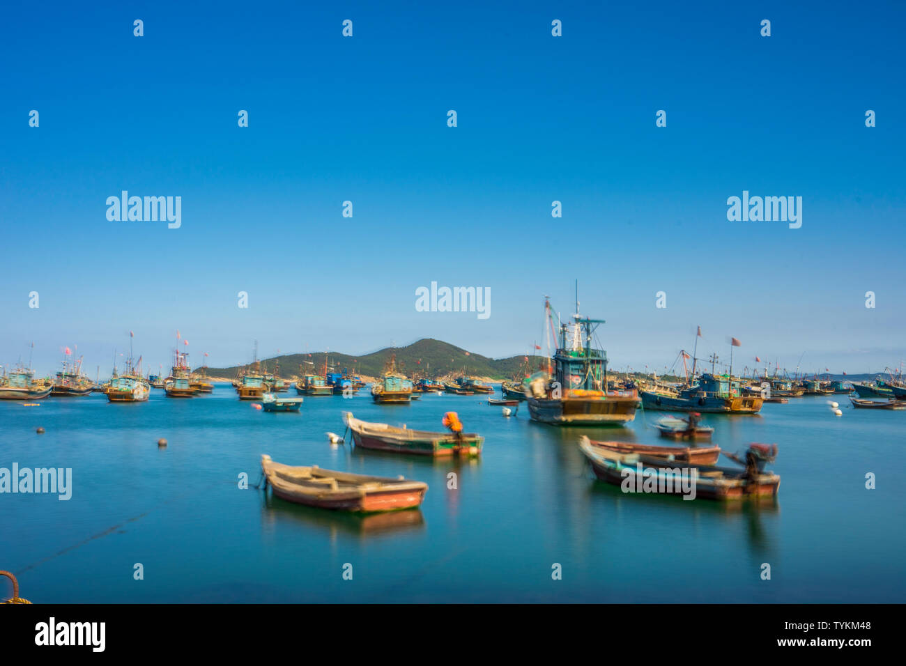 Ein ruhiger Hafen und Fischerboot darauf warten, zur See zu gehen. Stockfoto