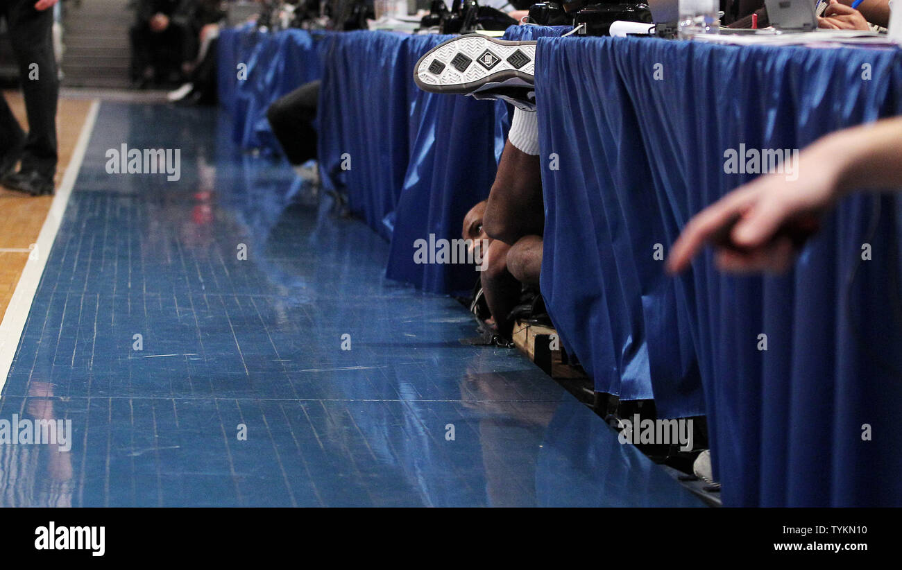 Vorsehung Brüder James kommt noch heraus, nach einem Sturz unter den torschützen Tabelle in der ersten Hälfte gegen die Seton Hall Piraten am NCAA Basketball Championship Big East im Madison Square Garden in New York City am 9. März 2010. UPI/John angelillo Stockfoto