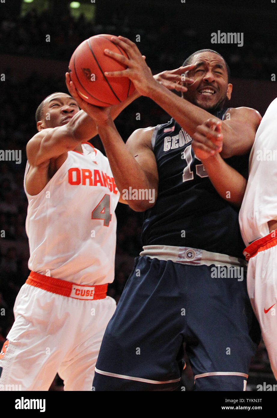 Georgetown Hoyas Austin Freeman erhält stieß von Syrakus Orange Wes Johnson kämpfen für eine Erholung in der zweiten Hälfte an den NCAA Big East Basketball Championship im Madison Square Garden in New York City am 11. März 2010. Georgetown besiegt Syrakus 91-84. UPI/John angelillo Stockfoto