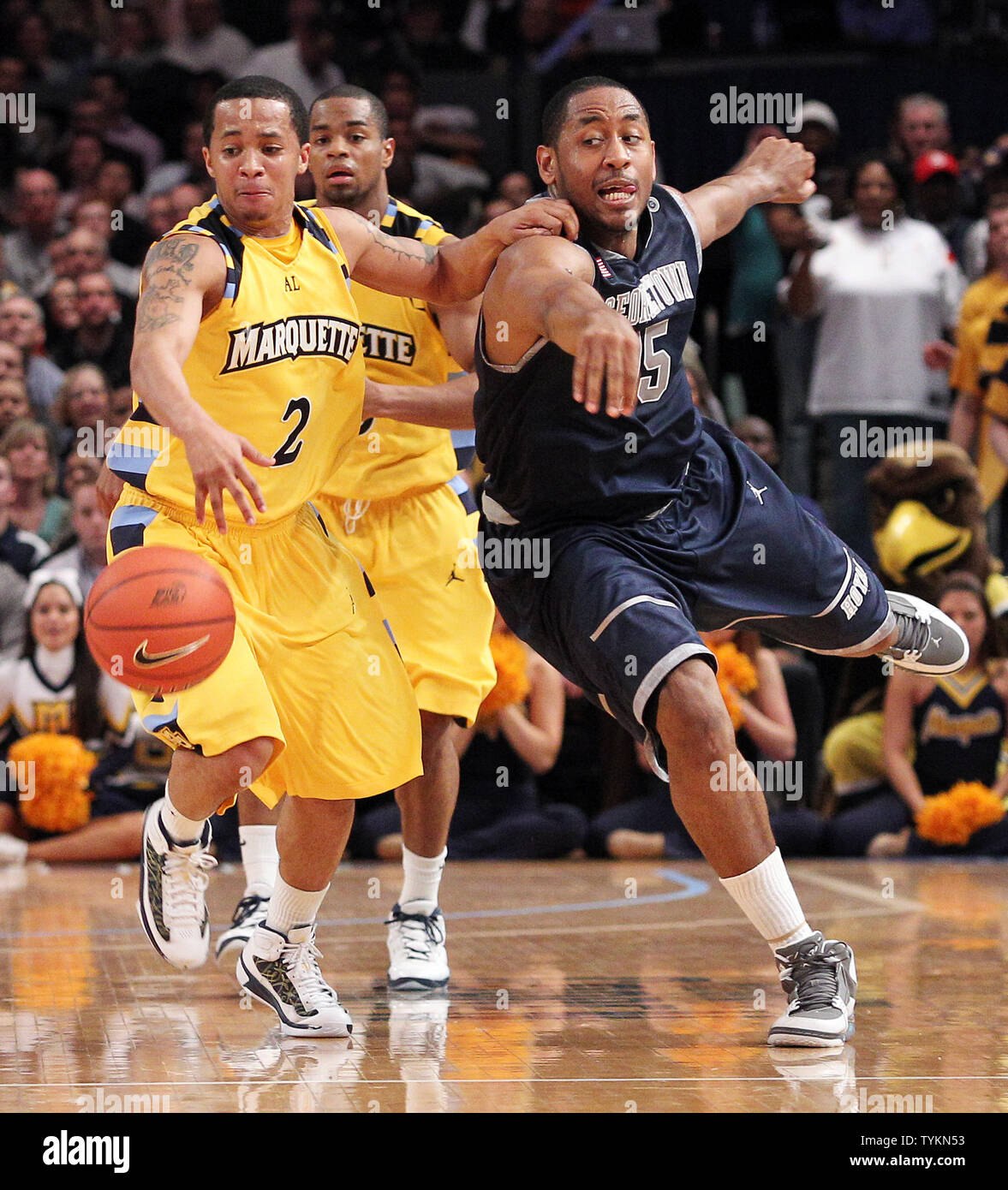 Georgetown Hoyas Austin Freeman und Marquette Golden Eagles Maurice Acker Kampf für eine Kugel verlieren in der zweiten Hälfte an den NCAA Big East Basketball-Em Halbfinale im Madison Square Garden in New York City am 12. März 2010. Georgetown besiegt Marquette 80-57 Forderungen an den Endrunden. UPI/John angelillo Stockfoto