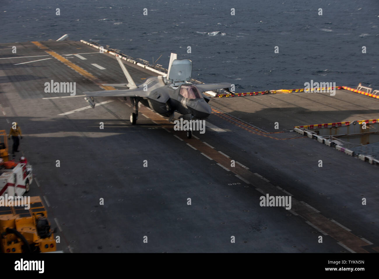 Eine F-35B Lightning II Kampfflugzeug mit Marine Medium Tiltrotor Squadron 265 (Verstärkt) für den Start vorbereitet, während ein Tactical Air Control Party Übung an Bord der Amphibisches Schiff USS Wasp (LL 1), unterwegs in der Coral Sea, 24. Juni 2019. Wasp, Flaggschiff der Wasp Amphibious Ready Group, mit 31 Marine Expeditionary Unit in Angriff genommen, ist die in der indopazifischen Region Interoperabilität mit Partnern zu verbessern und dienen als ready-Response Force für jede Art von Kontingenz, und stellen gleichzeitig eine flexible und tödliche Krise Response Force bereit, eine breite Palette an durchführen. Stockfoto