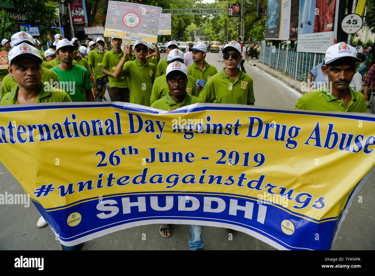 Die Teilnehmer halten ein Banner während der Rallye. gegen Drogen Rallye durch Kalkutta Polizei organisiert den internationalen Tag gegen Drogenmissbrauch und illegalen Drogenhandel in Kalkutta zu beobachten. Stockfoto