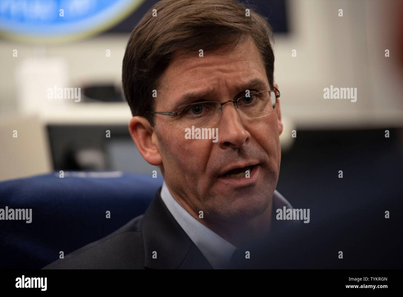 Die US-Verteidigungsminister Mark T. Esper zu den Reportern auf einer Regierung spricht von Flugzeugen auf dem Weg nach Brüssel, Belgien, 25. Juni 2019. (DoD Foto von Lisa Ferdinando) Stockfoto