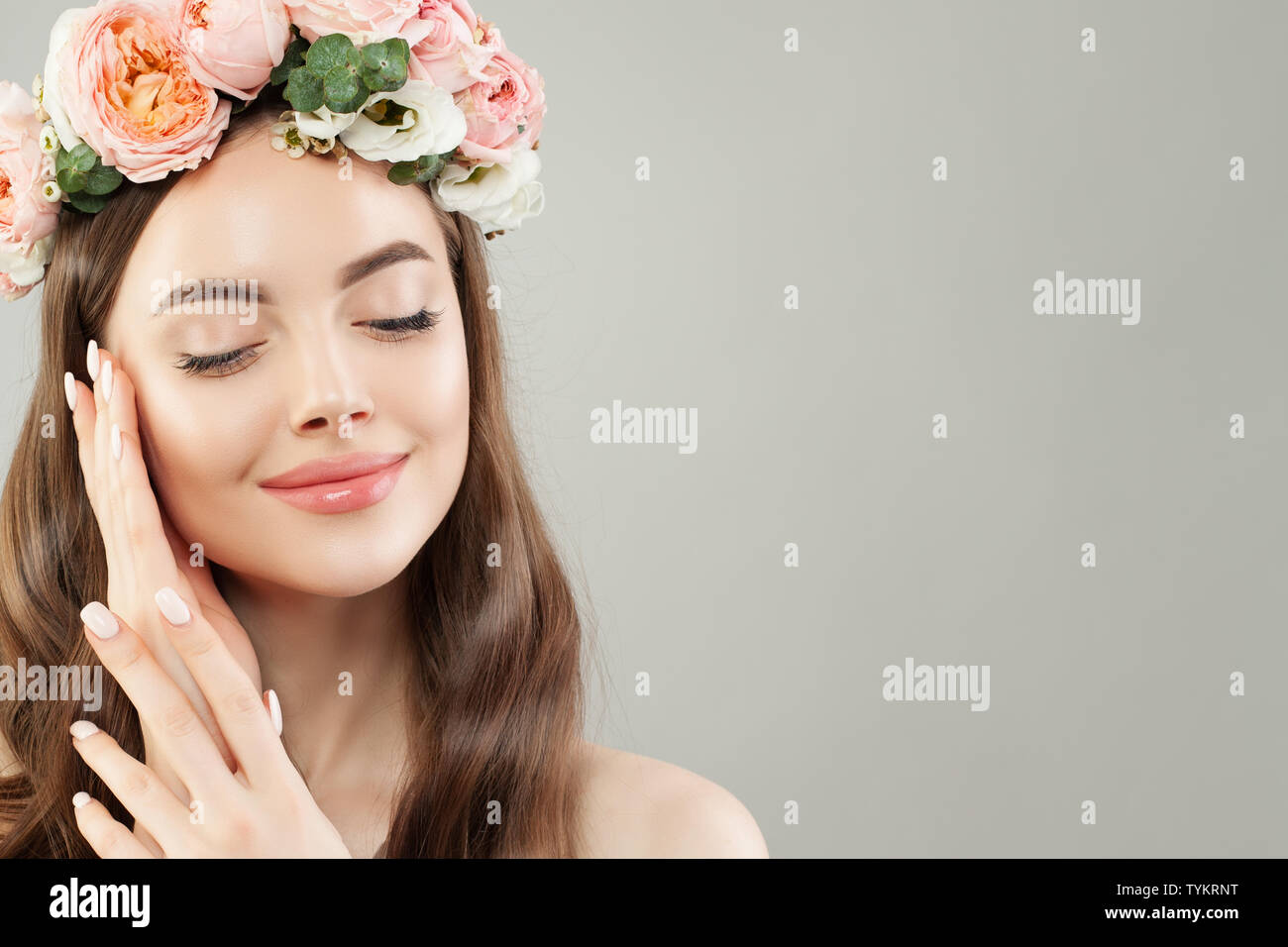 Porträt der schönen Frau mit klaren Haut, glänzendes Haar und Blumen Stockfoto