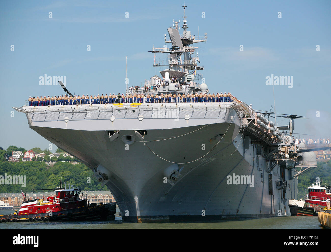 Marines Linie das Geländer der USS Iwo Jima, wie es Docks während der Parade der Schiffe am 26. Mai 2010 in New York. Die parade Prozesse bis zum Hudson River und markiert den Beginn der Flotte Woche feiern, die im Memorial Day. UPI/Monika Graff Stockfoto