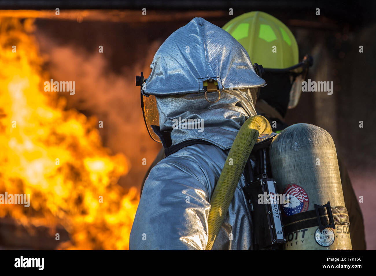 Us-Marines mit Flugzeugen Rettung und Brandbekämpfung (ARFF), Sitz und Hauptverwaltung Squadron (H&HS), Marine Corps Air Station (WAB) Yuma Verhalten hand Line Bohrer bei Live Brennen Training auf MCAS Yuma, Ariz., 25. Juni 2019. Hand Linie Übungen konzentrieren sich auf Techniken Kraftstoff Brände von Flugzeugen zu drücken, ARFF Marines Zug monatlich ihre Bereitschaft zu erhöhen, wenn die Reaktion auf Notfälle auf dem Flug. (U.S. Marine Corps Foto von Sgt. Allison Lotz) Stockfoto