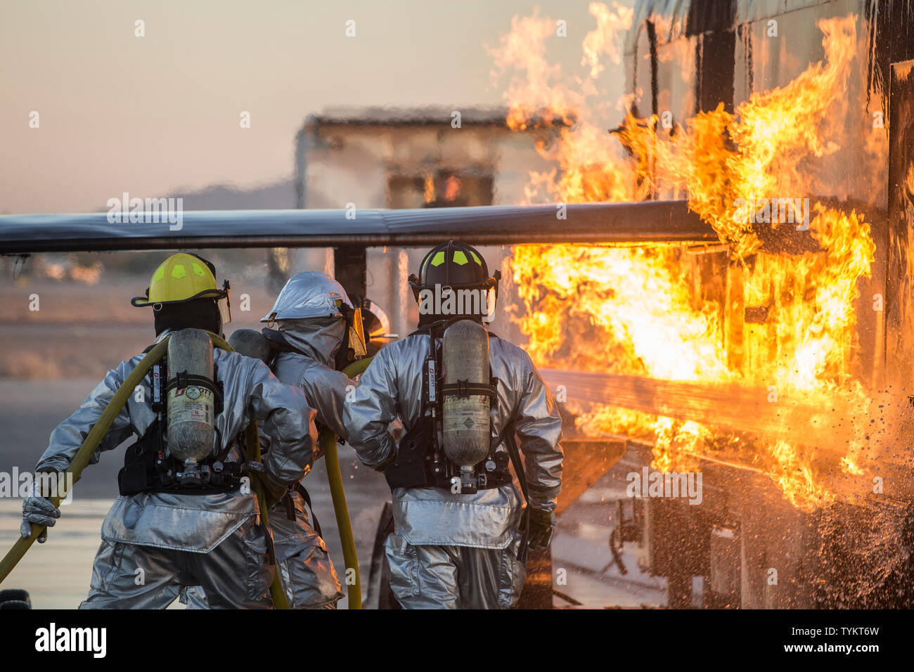 Us-Marines mit Flugzeugen Rettung und Brandbekämpfung (ARFF), Sitz und Hauptverwaltung Squadron (H&HS), Marine Corps Air Station (WAB) Yuma Verhalten hand Line Bohrer bei Live Brennen Training auf MCAS Yuma, Ariz., 25. Juni 2019. Hand Linie Übungen konzentrieren sich auf Techniken Kraftstoff Brände von Flugzeugen zu drücken, ARFF Marines Zug monatlich ihre Bereitschaft zu erhöhen, wenn die Reaktion auf Notfälle auf dem Flug. (U.S. Marine Corps Foto von Sgt. Allison Lotz) Stockfoto