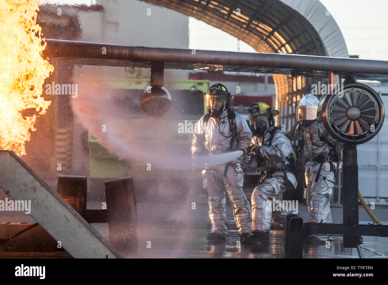 Us-Marines mit Flugzeugen Rettung und Brandbekämpfung (ARFF), Sitz und Hauptverwaltung Squadron (H&HS), Marine Corps Air Station (WAB) Yuma Verhalten hand Line Bohrer bei Live Brennen Training auf MCAS Yuma, Ariz., 25. Juni 2019. Hand Linie Übungen konzentrieren sich auf Techniken Kraftstoff Brände von Flugzeugen zu drücken, ARFF Marines Zug monatlich ihre Bereitschaft zu erhöhen, wenn die Reaktion auf Notfälle auf dem Flug. (U.S. Marine Corps Foto von Sgt. Allison Lotz) Stockfoto