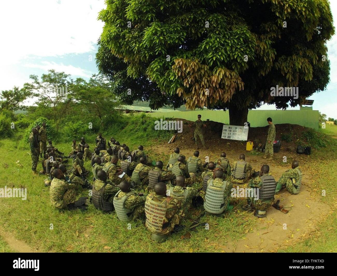 Uganda (Nov. 15, 2016) Task Force Sparta Petty Officer 3rd Class Devyn Lopez, Rechts, zu explosiven Verpackungsverordnung Entsorgung Mobile Einheit (EODMU) 8 zugewiesen, und Petty Officer 2nd class Bryan Wallace, zu EODMU 8 zugewiesen, Lehren ordnance Identifikation als Teil der Improvised Explosive Device Niederlage Phase II Lehrplan zu Soldaten aus Uganda People's Defence Force. 6. US-Flotte mit Sitz in Neapel, Italien, führt das gesamte Spektrum von Gelenk- und Naval operations, oft im Konzert mit Alliierten, Gelenk- und interagency Partnern, um Voraus US-amerikanischen nationalen Interessen und Sicherheit und Stabilität Stockfoto