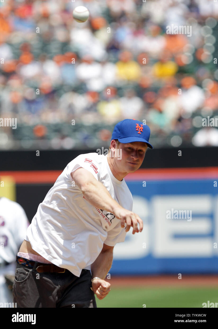 Der britische Prinz Harry wirft den ersten Pitch vor der New York Mets den Minnesota Twins bei Citi Field in New York City am 26. Juni 2010 spielen. UPI/John angelillo Stockfoto