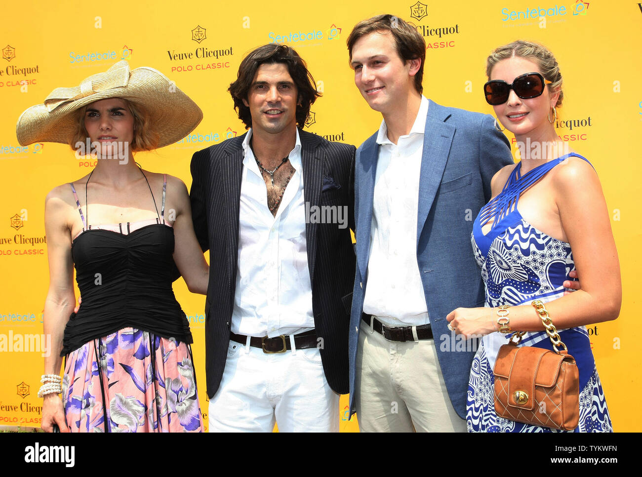 Argentinischen Polo star Nacho Figueras (2 l), seine Frau Delfina (L), Jared Kushner und Ivanka Trump (R) nehmen an der dritten jährlichen Veuve Clicquot Polo Classic Match die Prinz Harry von Wales in die Teilnehmenden auf Governors Island am 27. Juni 2010 in New York. UPI/Monika Graff Stockfoto