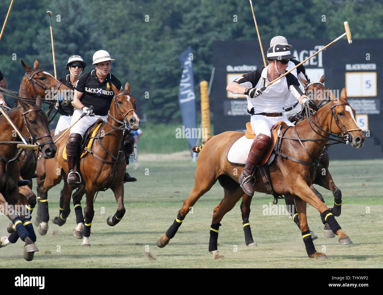 Prinz Harry von Wales (R) beteiligt sich an der dritten jährlichen Veuve Clicquot Polo Classic Match auf Governors Island am 27. Juni 2010 in New York. UPI/Monika Graff Stockfoto