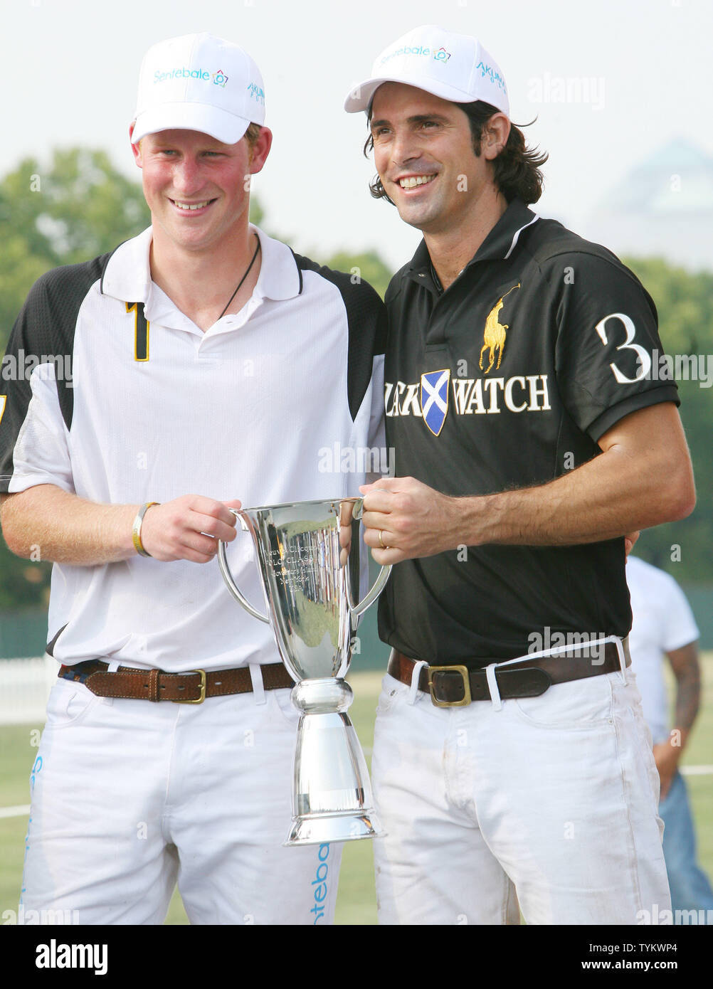 Prinz Harry von Wales (L) und Argentinien Polo star Nacho Figueras stellen zusammen mit der Siegertrophäe während der Preisverleihung der dritten jährlichen Veuve Clicquot Polo Classic Match auf Governors Island am 27. Juni 2010 in New York. UPI/Monika Graff Stockfoto