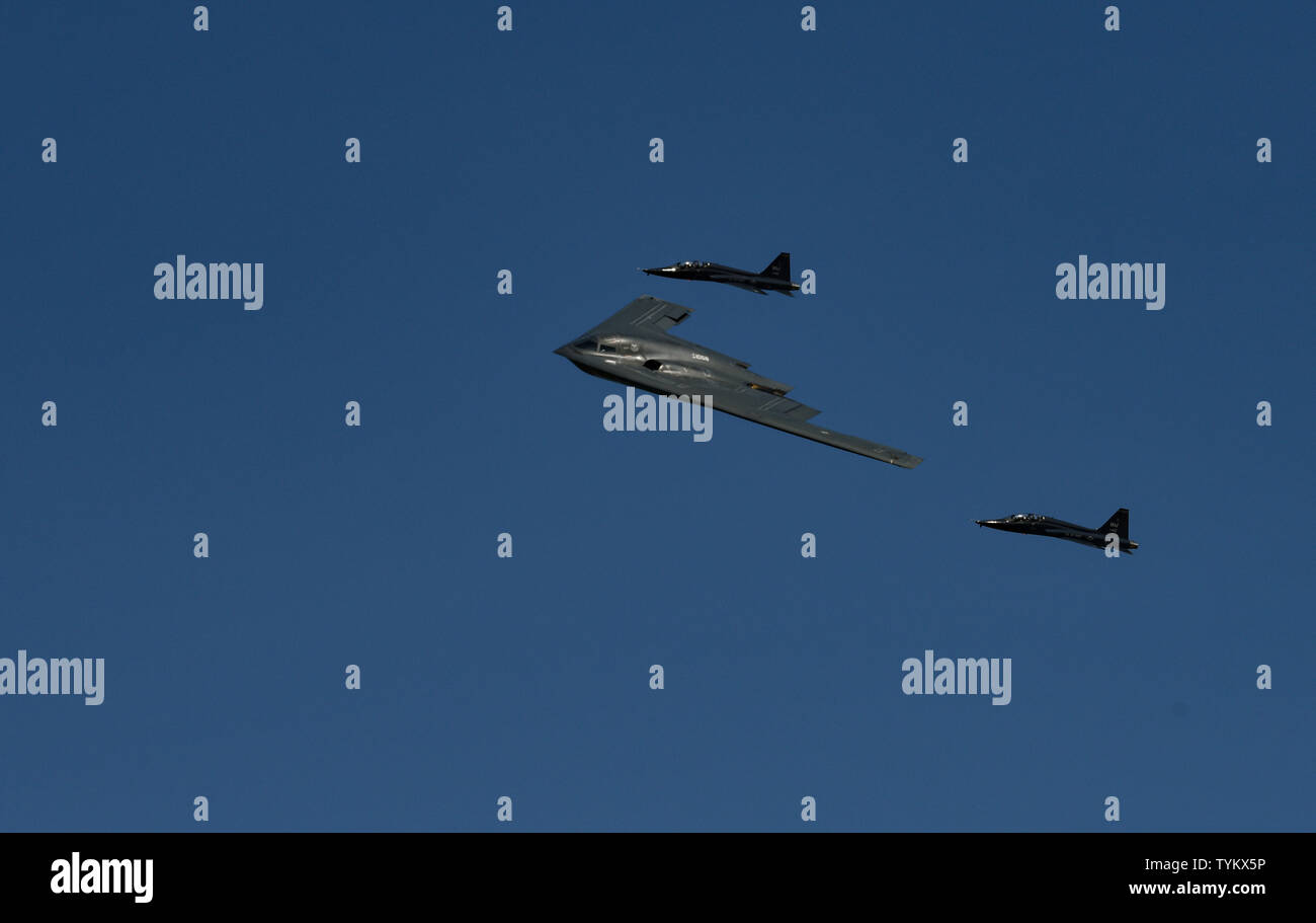 Ein B-2 Spirit durch zwei T-38 Krallen für eine Formation flyover Manöver während des 2019 Flügel über Whiteman Air & Space Show an Whiteman Air Force Base, Missouri, 15. Juni 2019 flankiert wird. Die T-38 ist ein wesentliches Asset verwendet ordnungsgemäße Flugzeugführung und Taktiken für B-2 Piloten zu erhalten. Alle B-2 Pilot ist auch ein qualifizierter T-38 Piloten. (U.S. Air Force Foto von Tech. Sgt. Alexander W. Riedel) (U.S. Air Force Foto von Tech. Sgt. Alexander W. Riedel) Stockfoto