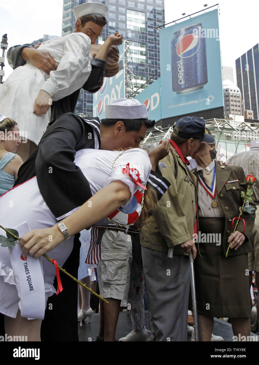 Die Teilnehmer der "Times Square Kuß in "das berühmte Foto von einem Seemann küssen eine Krankenschwester am Ende des Zweiten Weltkriegs am Times Square in New York City am 14. August 2010 Reenact. UPI/John angelillo. Stockfoto