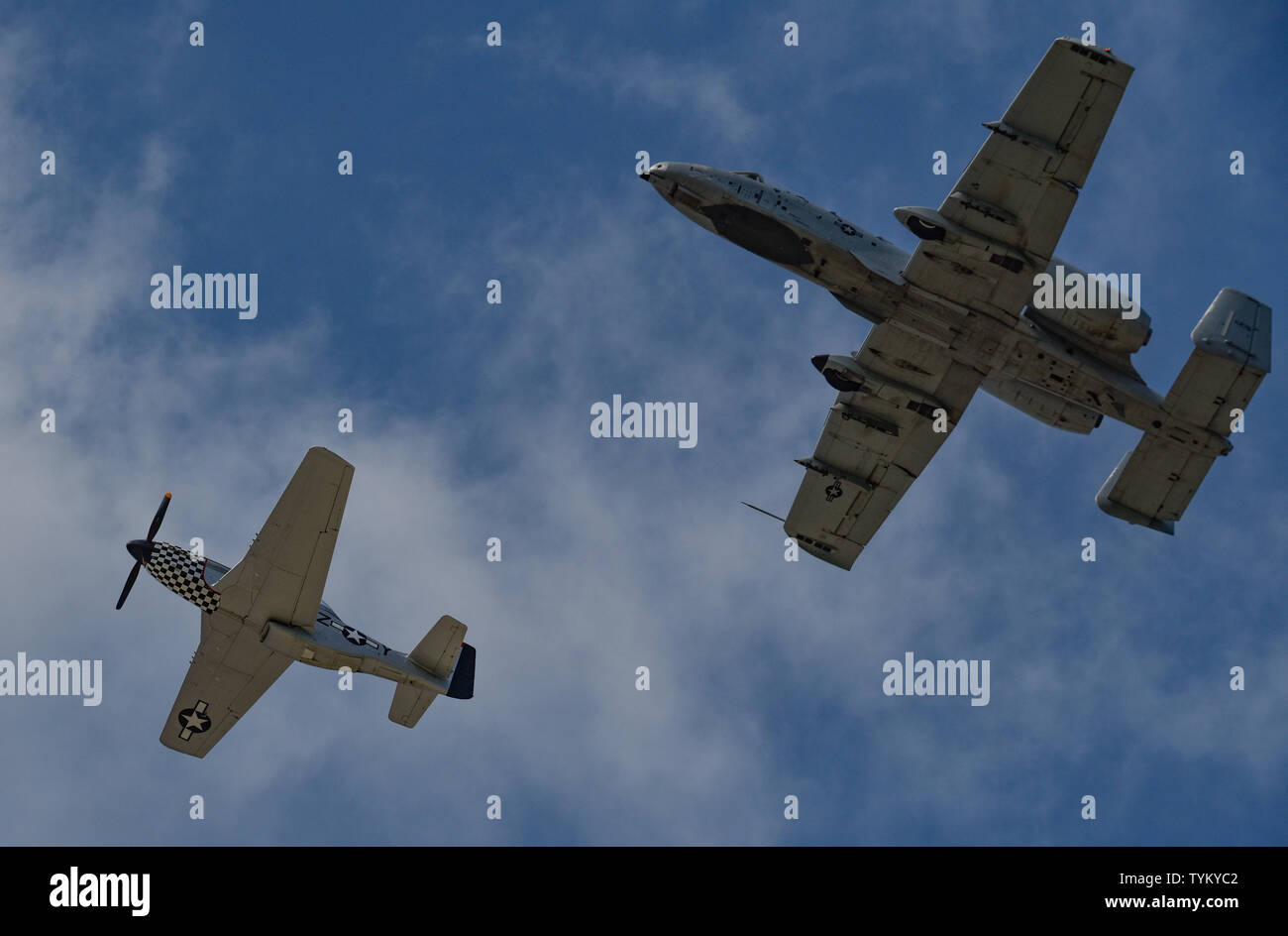 Eine A-10 Thunderbolt II, A-10 Demonstration Team zugewiesen, und eine P-51 Mustang ein Erbe während der 2019 Flügel über Whiteman Air & Space Show an Whiteman Air Force Base, Missouri, 15. Juni 2019 durchzuführen. Erbe Flüge bieten Luftfahrt Enthusiasten die Möglichkeit, klassische und aktuelle militärische Flugzeuge nebeneinander anzeigen und Ehre Flieger und ihre Opfer der Vergangenheit und Gegenwart. (U.S. Air Force Foto von Tech. Sgt. Alexander W. Riedel) Stockfoto