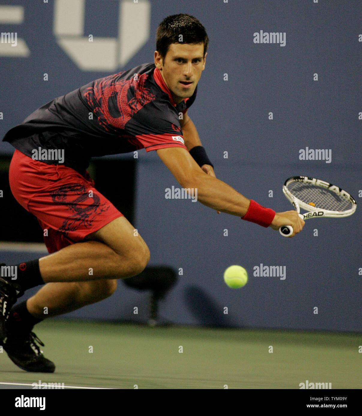 Novak Djokovic aus Serbien liefert den Ball zu Philipp Petzschner von Deutschland im ersten Satz während der zweiten Runde der US Open an der National Tennis Center am 2. September 2010 in New York. UPI Foto/Monika Graff... Stockfoto