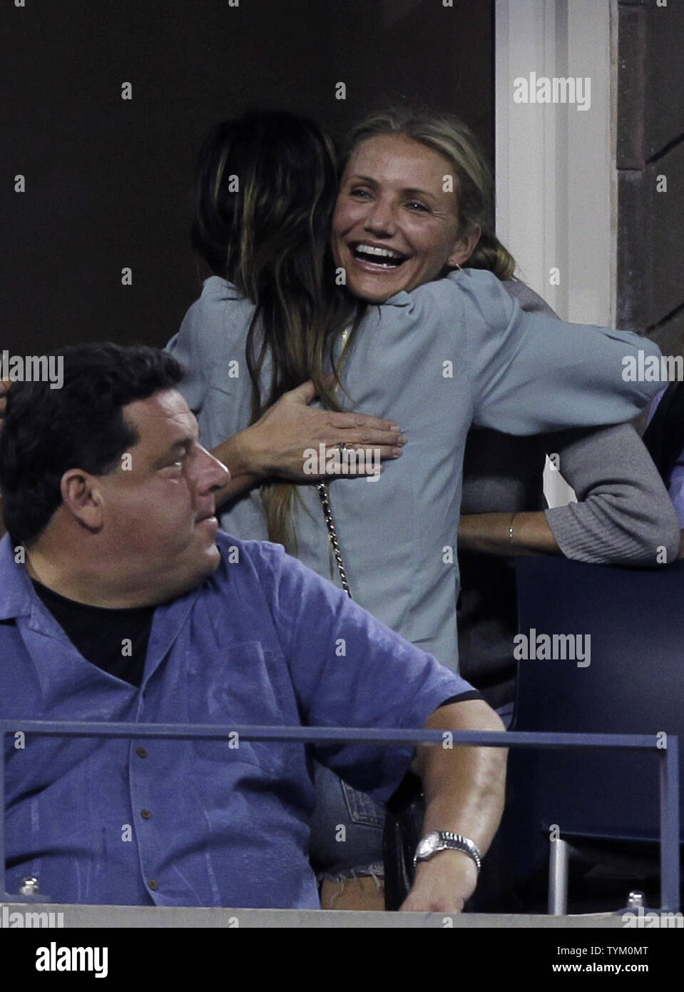 Cameron Diaz Umarmungen Ashlee Simpson während Roger Federer von der Schweiz spielt Jurgen Melzer Österreichs am 8. Tag am US Open Tennis Championships in Arthur Ashe Stadium in New York City am 6. September 2010. UPI/John angelillo Stockfoto