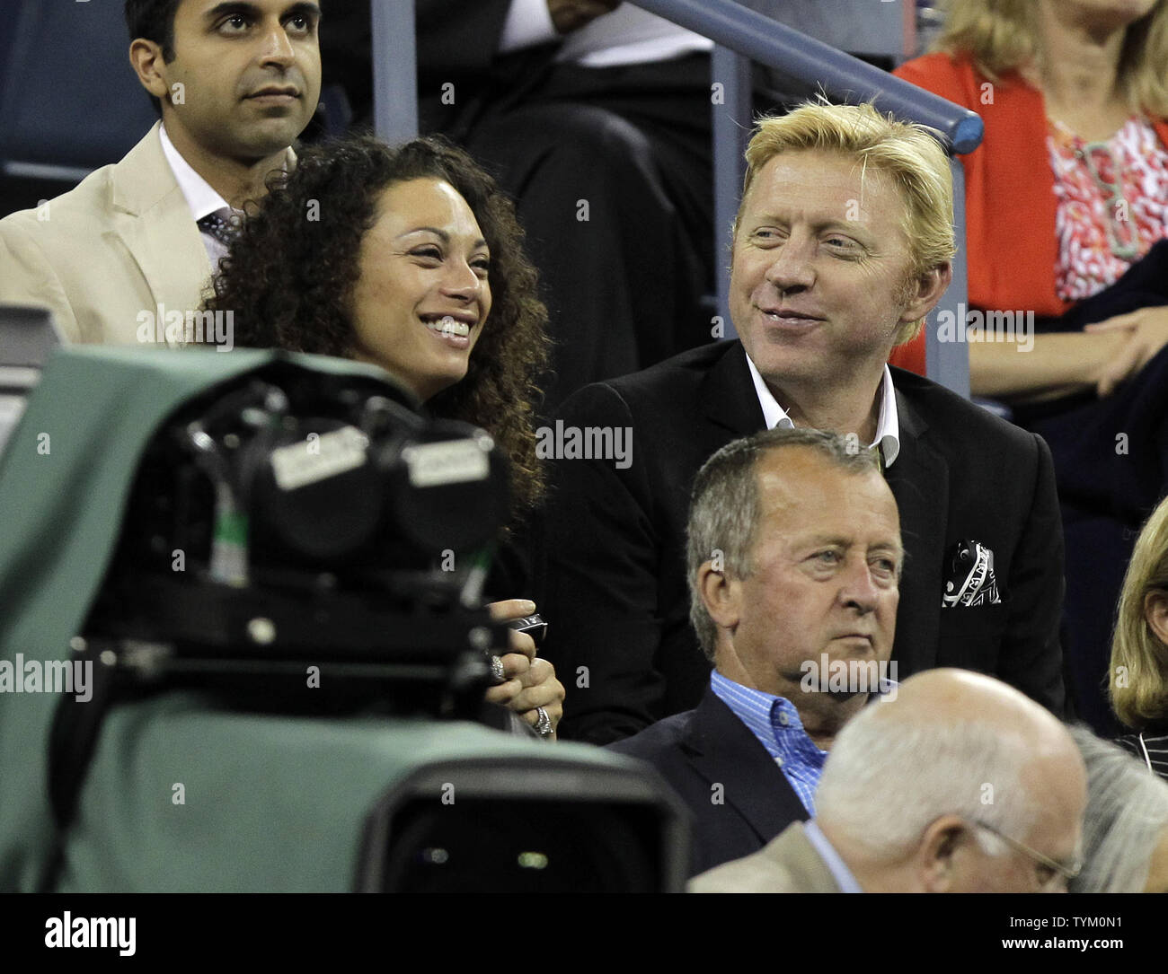 Borris Becker und Lilly Kerssenberg ansehen Roger Federer von der Schweiz spielen Jurgen Melzer Österreichs am 8. Tag am US Open Tennis Championships in Arthur Ashe Stadium in New York City am 6. September 2010. UPI/John angelillo Stockfoto