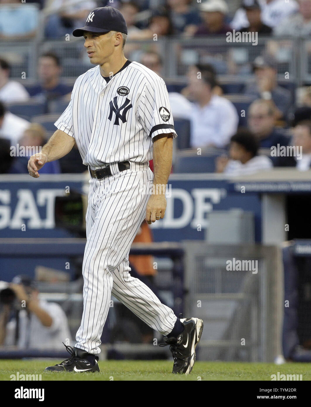 New York Yankees Manager Joe Girardi Wanderungen zu den Krügen Damm Entlastung Krug Tschad Gaudin aus dem Spiel im siebten Inning gegen die Boston Red Sox im Yankee Stadium in New York City entfernen am 25. September 2010. Die Red Sox besiegten die Yankees 7-3. UPI/John angelillo Stockfoto