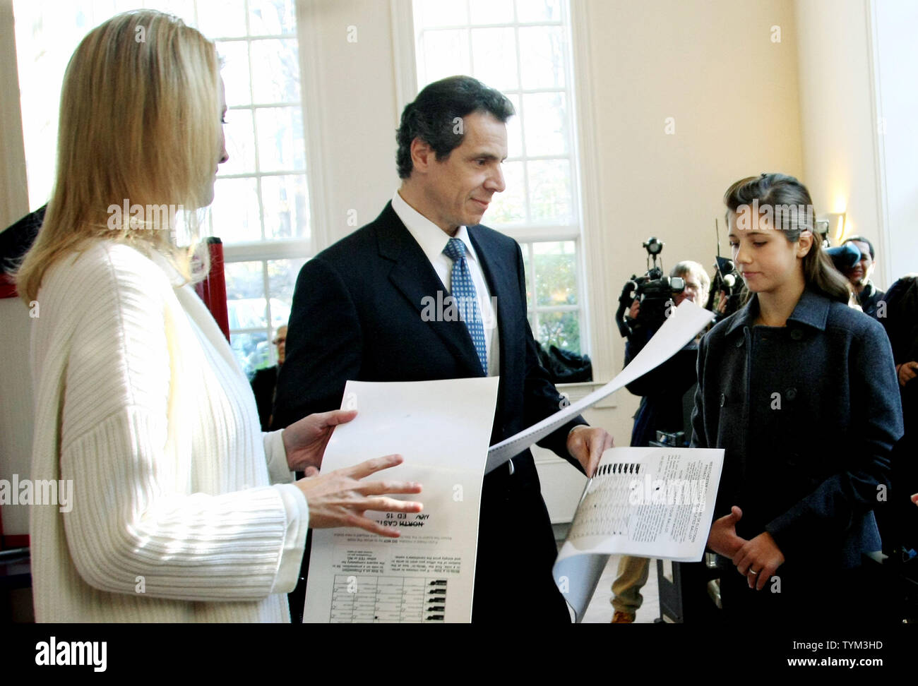 Gubernatorial Anwärter Andrew Cuomo ist durch seine Freundin Sandra Lee der Food Network Channel und Tochter Michaela, 12, als er seine Stimme wirft am Tag der Wahl am 2. November 2010 in New Castle, NEW YORK Cuomo ist derzeit der New York State Attorney General und sucht den nächsten Gouverneur zu werden, eine Position, die sein Vater in den 80er Jahren gehalten. UPI/Monika Graff. Stockfoto